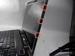 Langkah 3 — Lepaskan Screws Penahan Layar