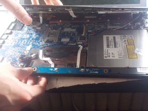 Langkah 4 — Lepaskan keyboard dari panel belakang dengan hati-hati