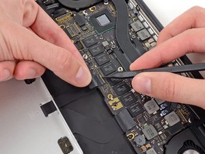 Langkah 5 — Lepaskan Kabel Trackpad