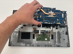 Langkah 3 — Lepaskan Motherboard dari Chassis