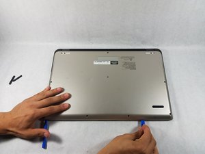 Langkah 3 — Buka Plat Belakang dengan Alat
