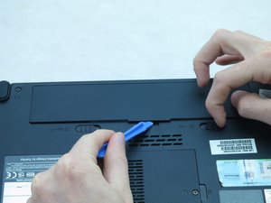 Langkah 3 — Lepaskan RAM dan Keyboard