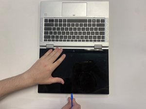 Langkah 1 — Mengangkat Layar dari Casing Laptop