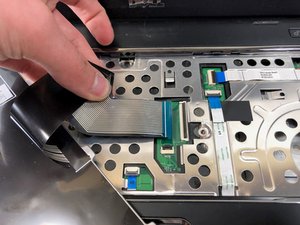 Langkah 4 — Mengangkat Kabel Motherboard