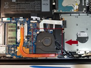 Langkah 4 — Mengangkat Bagian Belakang Laptop