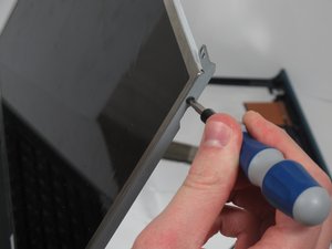 Langkah 5 — Lepaskan Kabel dan Panel Layar