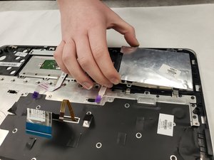 Langkah 5 — Melepas Hard Drive