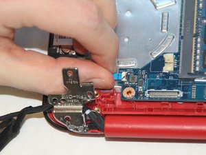 Langkah 9 — Menghubungkan dan Memutus Kabel Tombol Power