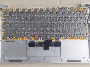 Langkah 3 — Menghilangkan Sekrup Keyboard