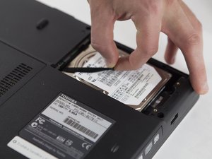 Langkah 3 — Lepaskan Hard Drive Lama