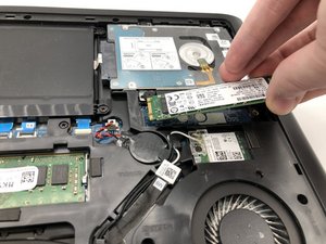 Langkah 4 — Lepaskan SSD Lama