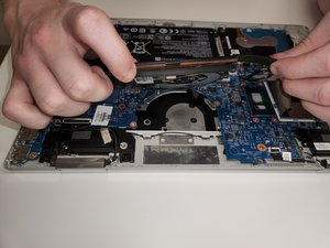 Langkah 5 — Mengangkat Kipas dari Laptop