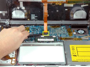 Langkah 7 — Mengangkat Kabel Trackpad dan Keyboard