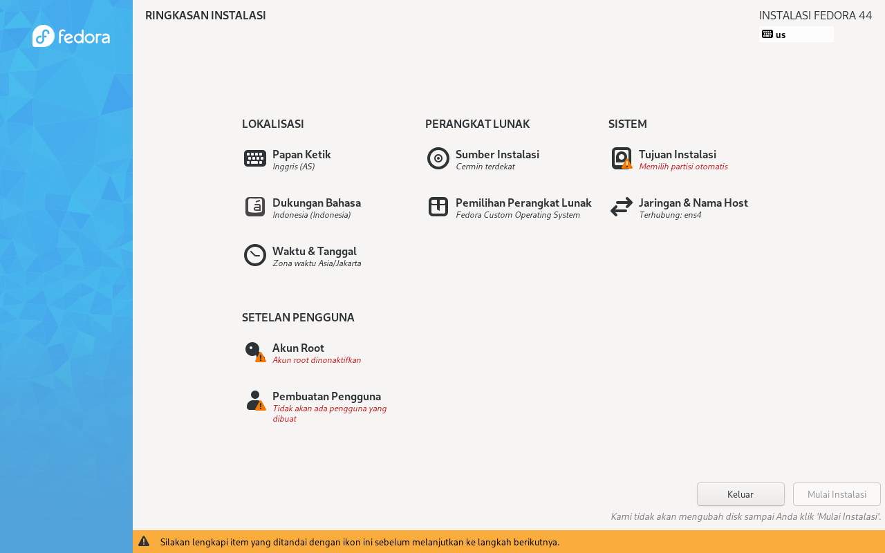 Layar Ringkasan Instalasi Fedora 44 berbahasa Indonesia dengan bagian Lokalisasi, Perangkat Lunak, Sistem, dan Setelan Pengguna