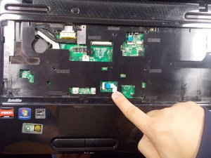 Langkah 6 — Mengganti Touchpad Button Assembly