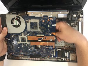 Langkah 4 — Angkat Motherboard