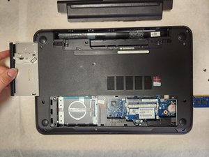 Langkah 5 — Cabut Optical Drive