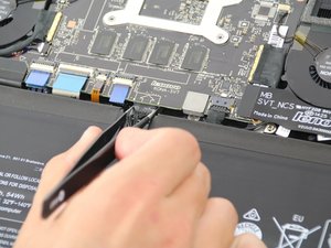Langkah 5 — Lepaskan Kabel Baterai dan Angkat Baterai