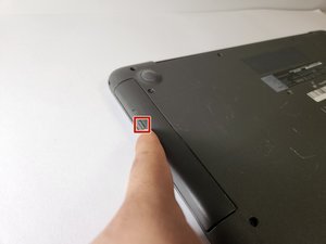 Langkah 2 — Mengangkat dan Mengganti Modul RAM Lama