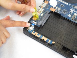 Langkah 5 — Lepaskan Kabel Hard Drive