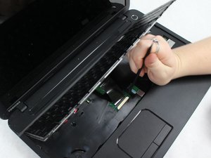 Langkah 5 — Mengeluarkan Screws dan Panel Kipas