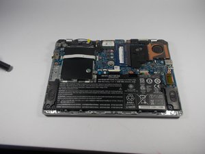 Langkah 3 — Mengangkat Tutup Bawah Laptop