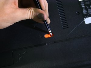 Langkah 2 — Buka Panel Belakang Laptop