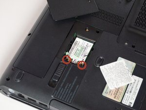 Langkah 2 — Lepaskan Sekrup Pada Wifi Adapter