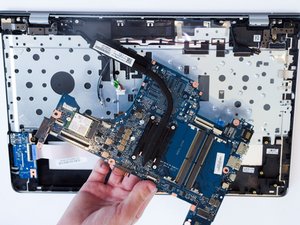 Langkah 5 — Angkat Motherboard