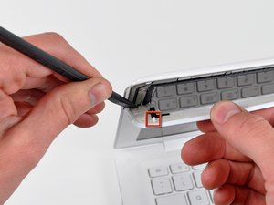 Langkah 3 — Lepaskan Bezel Layar dari Sisi Kiri