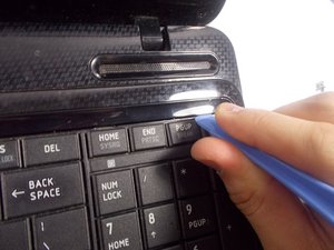 Langkah 5 — Mengambil Screws dan Mengakses Touchpad