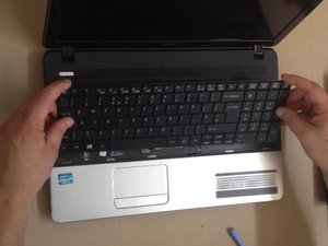 Langkah 3 — Lepaskan Kabel Fleksibel Keyboard