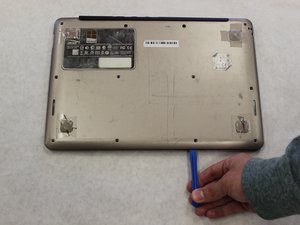 Langkah 1 — Membuka Panel Belakang Laptop