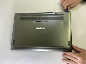 Langkah 2 — Lelepaskan Tutup Bawah Laptop