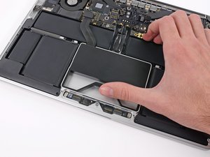 Langkah 2 — Lepaskan Kait Penjepit SSD Tray