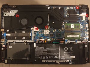 Langkah 12 — Mengeluarkan Sekrup Motherboard