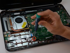 Langkah 1 — Membuka Panel Bawah Laptop