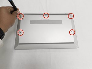 Langkah 2 — Lepaskan Screws di Bagian Belakang