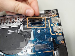 Langkah 6 — Lepaskan Konektor Speaker