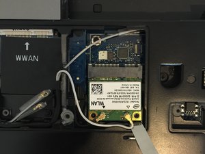 Langkah 2 — Mengangkat MiniCard dari Slotnya
