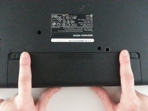 Langkah 1 — Mengakses Panel Bawah Laptop