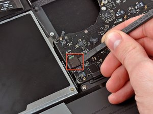 Langkah 5 — Mengangkat Konektor Optical Drive