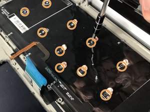 Langkah 4 — Melepas Screws di Sekitar Keyboard