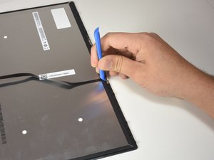 Langkah 7 — Lepaskan Kabel Konektor di Bagian Bawah Layar