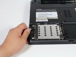 Langkah 4 — Mengeluarkan Hard Drive
