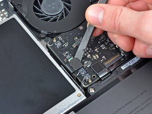 Langkah 6 — Mengangkat Kabel Optical Drive