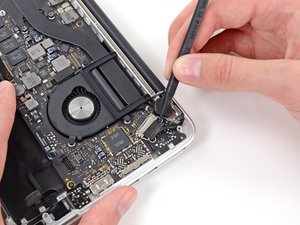 Langkah 8 — Lepaskan Kabel Data Layar