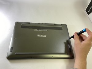 Langkah 1 — Matikan Laptop dan Buka Tutup Bawah