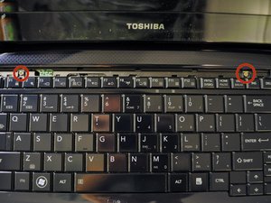 Langkah 2 — Menghapus Screws Keyboard