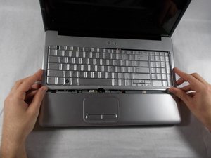 Langkah 4 — Mengangkat Keyboard